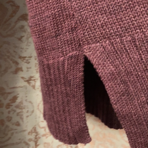 American Eagle size S sweater. 55% cotton, 20% poly, 15% acrylic, & 10% viscose - Picture 3 of 5